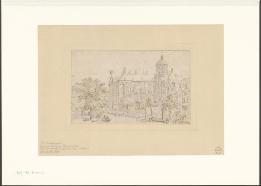 Gezicht op het Stadhuis op de Dam vanaf de Nieuwezijds Voorburgwal