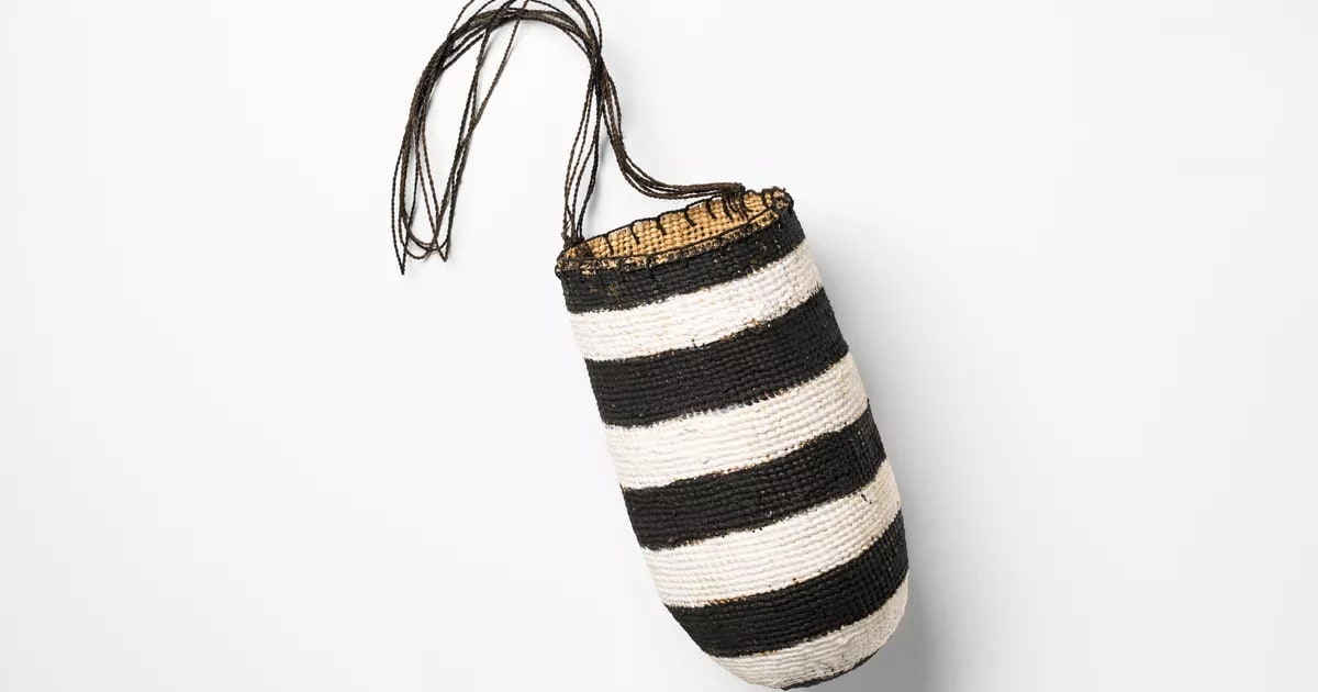 Biḏi'yunawuy miṉḏirr (painted conical basket)