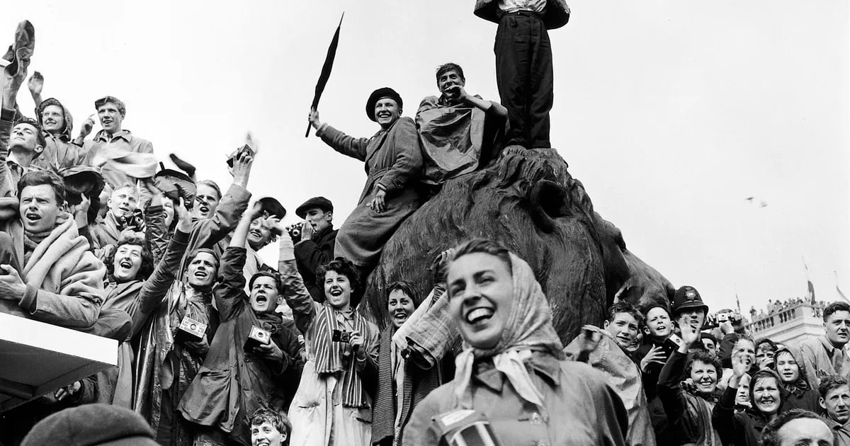 Coronation Crowd, Trafalgar Square