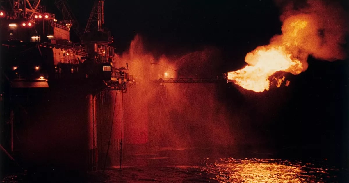 'Curtains of fire', Nymphea drilling rig, Bass Strait