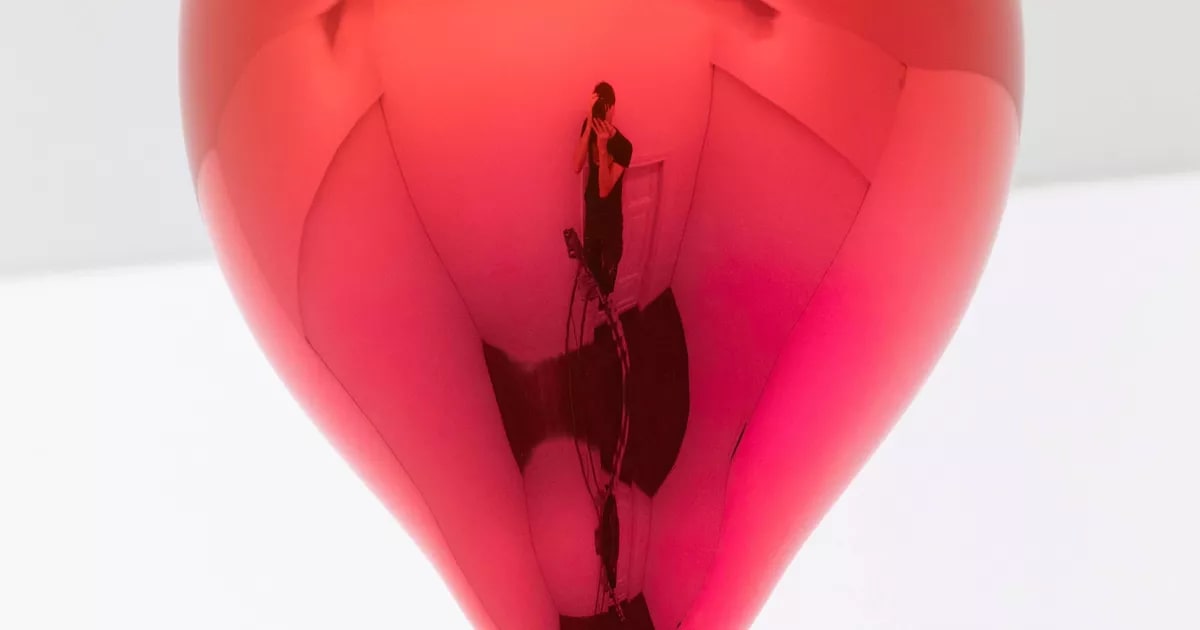 Medium Red and Ruby Mirror Balloon