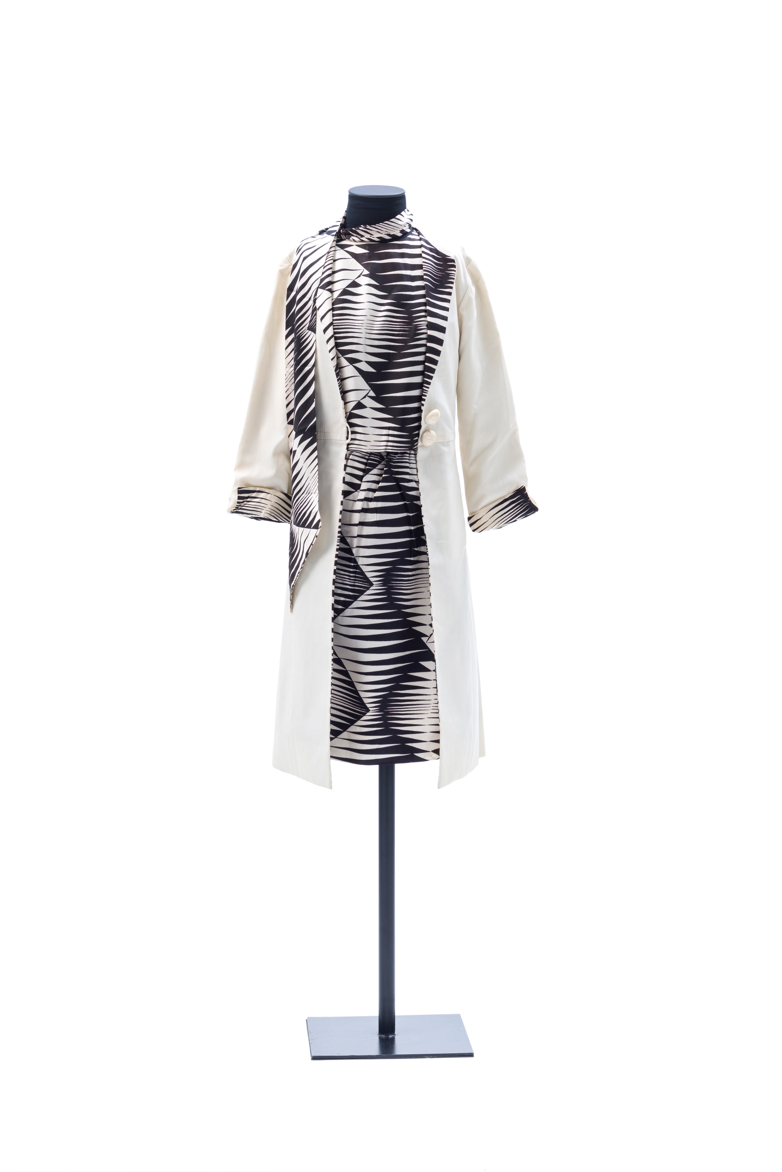 Conjunto de blusa, saia e casaco com echarpe