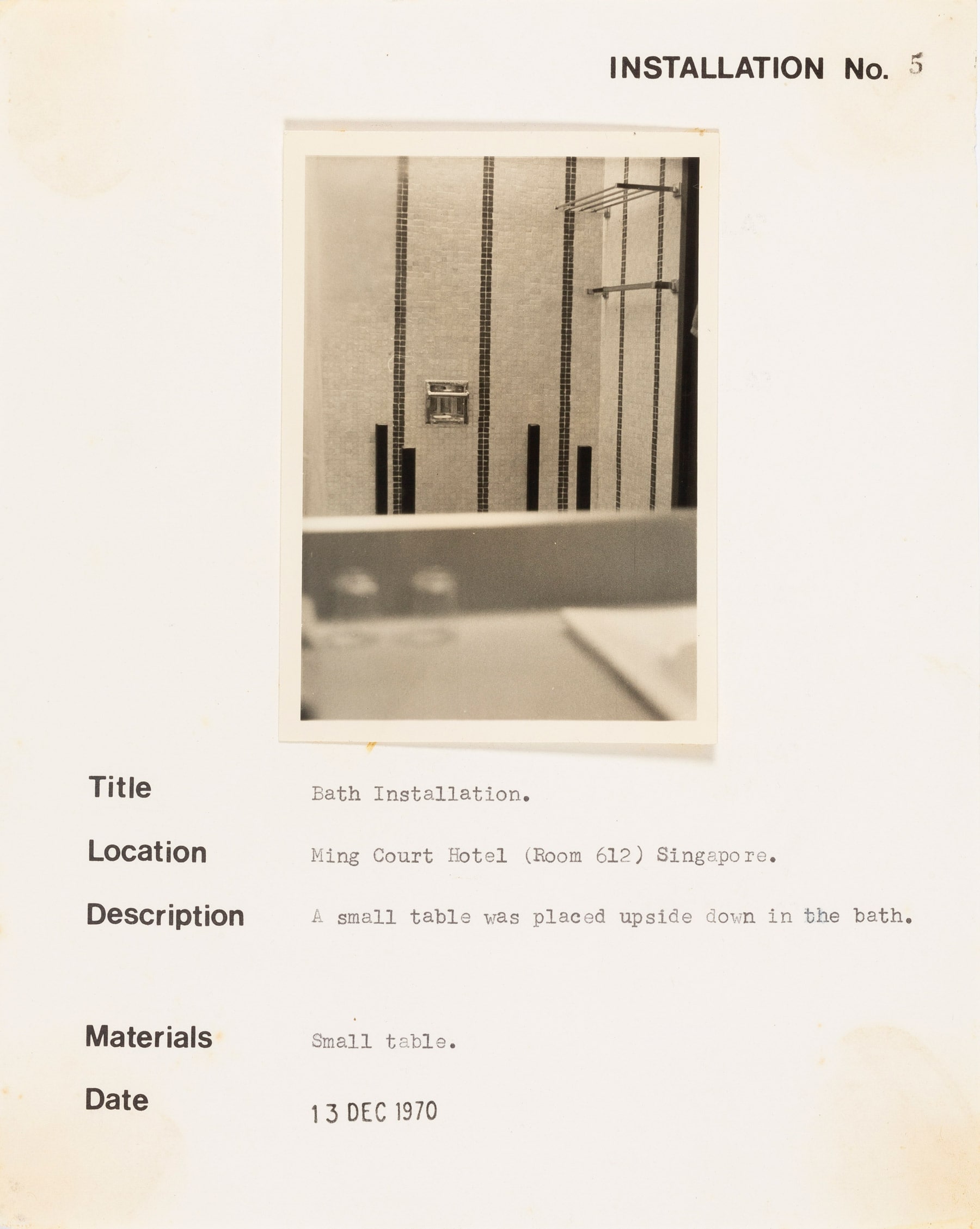 Out of the gallery: Installation as conceptual scheme
