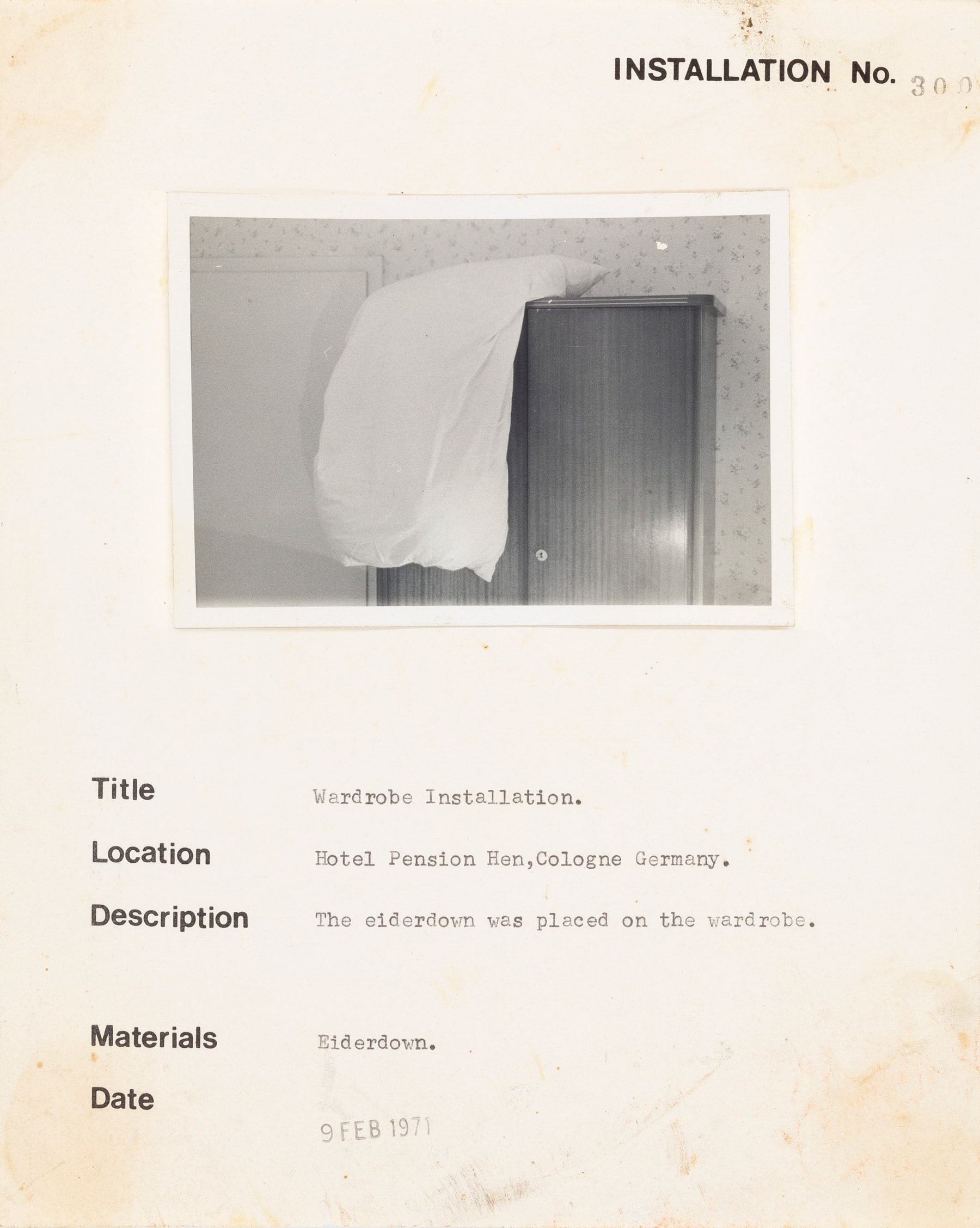 Out of the gallery: Installation as conceptual scheme