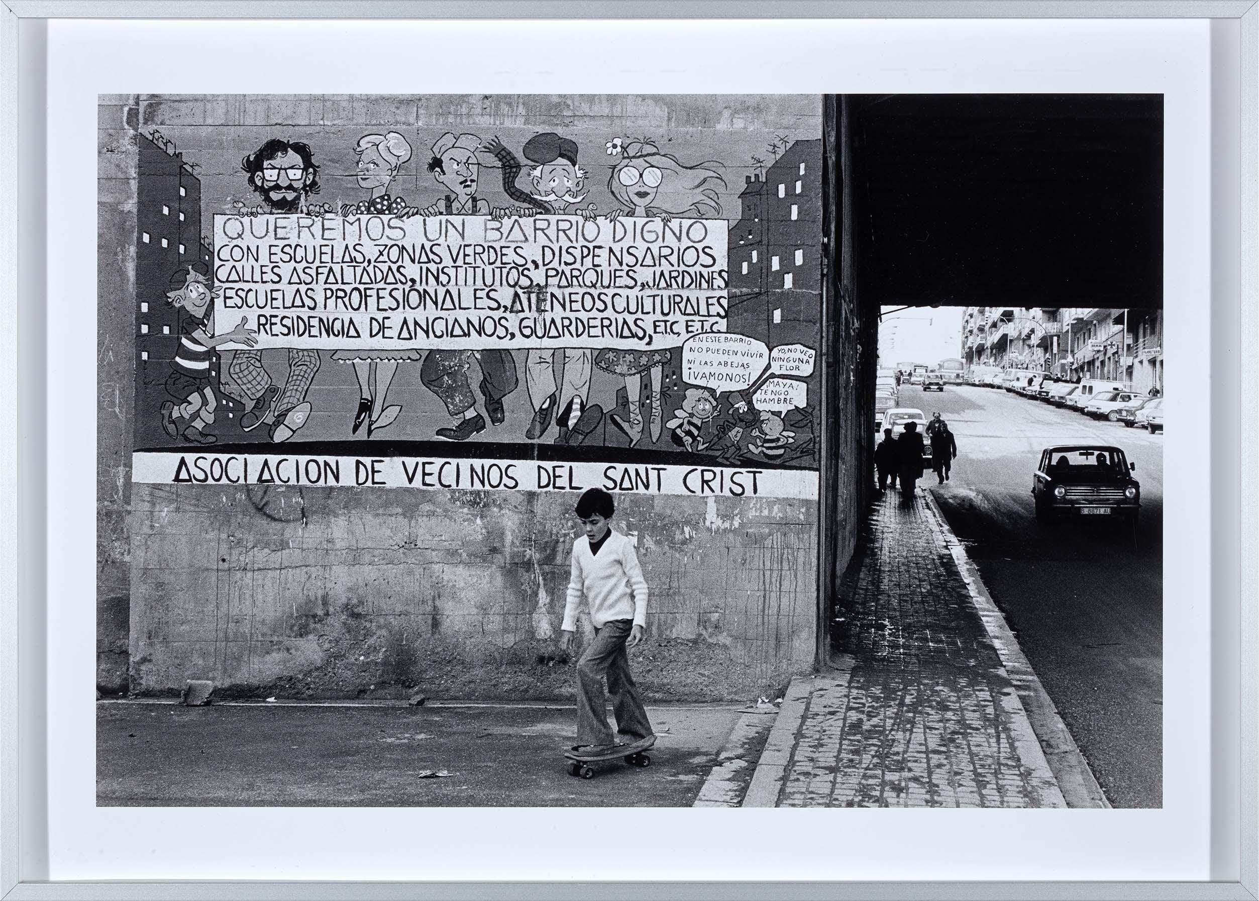 Els veïns demanen. Pintada en el mur sota l'autopista, cantonada al c. Coll i Pujol. Barri del Sant Crist. Badalona, 1979 (Los vecinos reclaman. Pintada en el muro bajo la autopista, esquina con c. Coll i Pujol. Barrio del Sant Crist. Badalona, 1979)