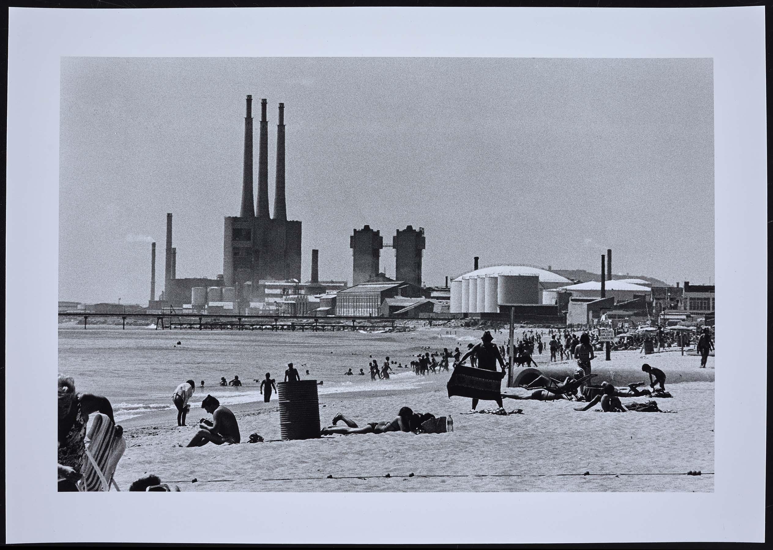 Platja de Badalona. Banyistes amb les torres de FECSA: dipòsits de CAMPSA, 1979 (Playa de Badalona. Bañistas con las torres de FECSA: depósitos de CAMPSA, 1979)