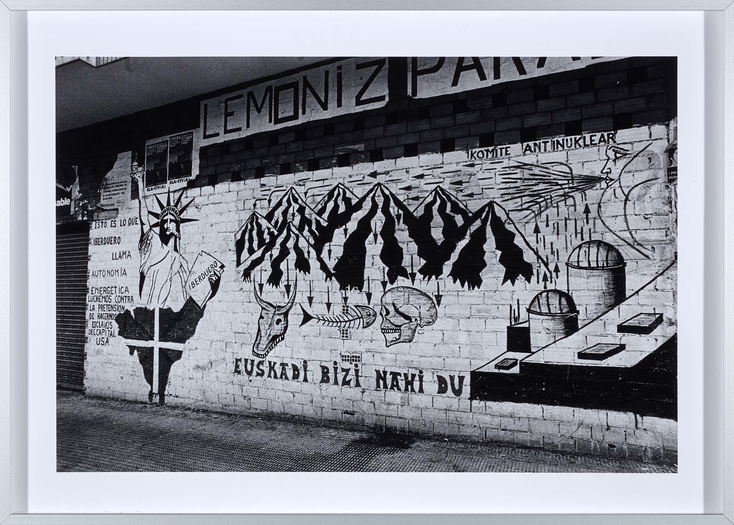 Pancartas y pintadas contra la construcción de la central nuclear de Lemóniz en el País Vasco. Bilbao, abril 1979