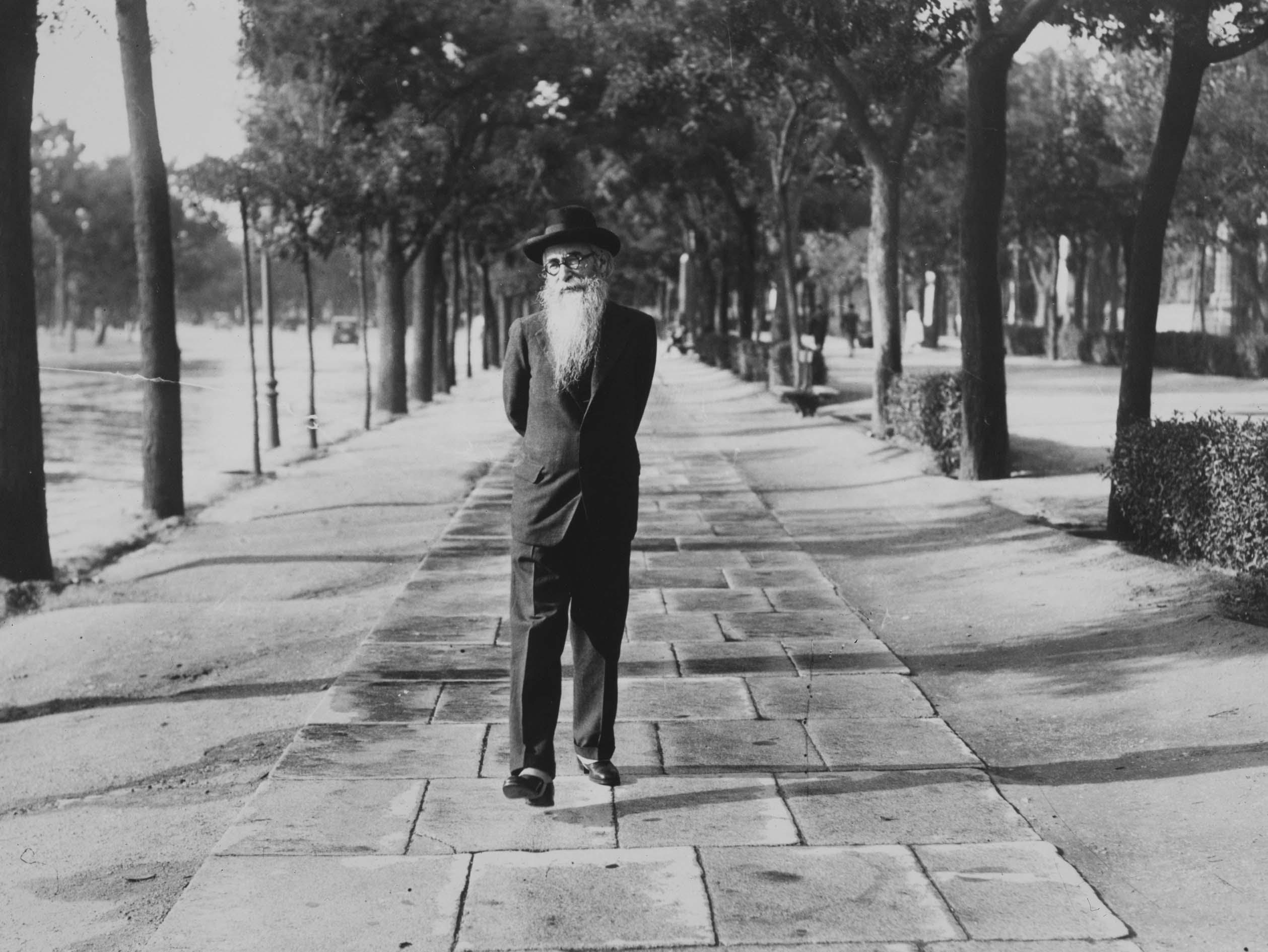 D. Ramón Mª del Valle-Inclán en el Paseo de Recoletos