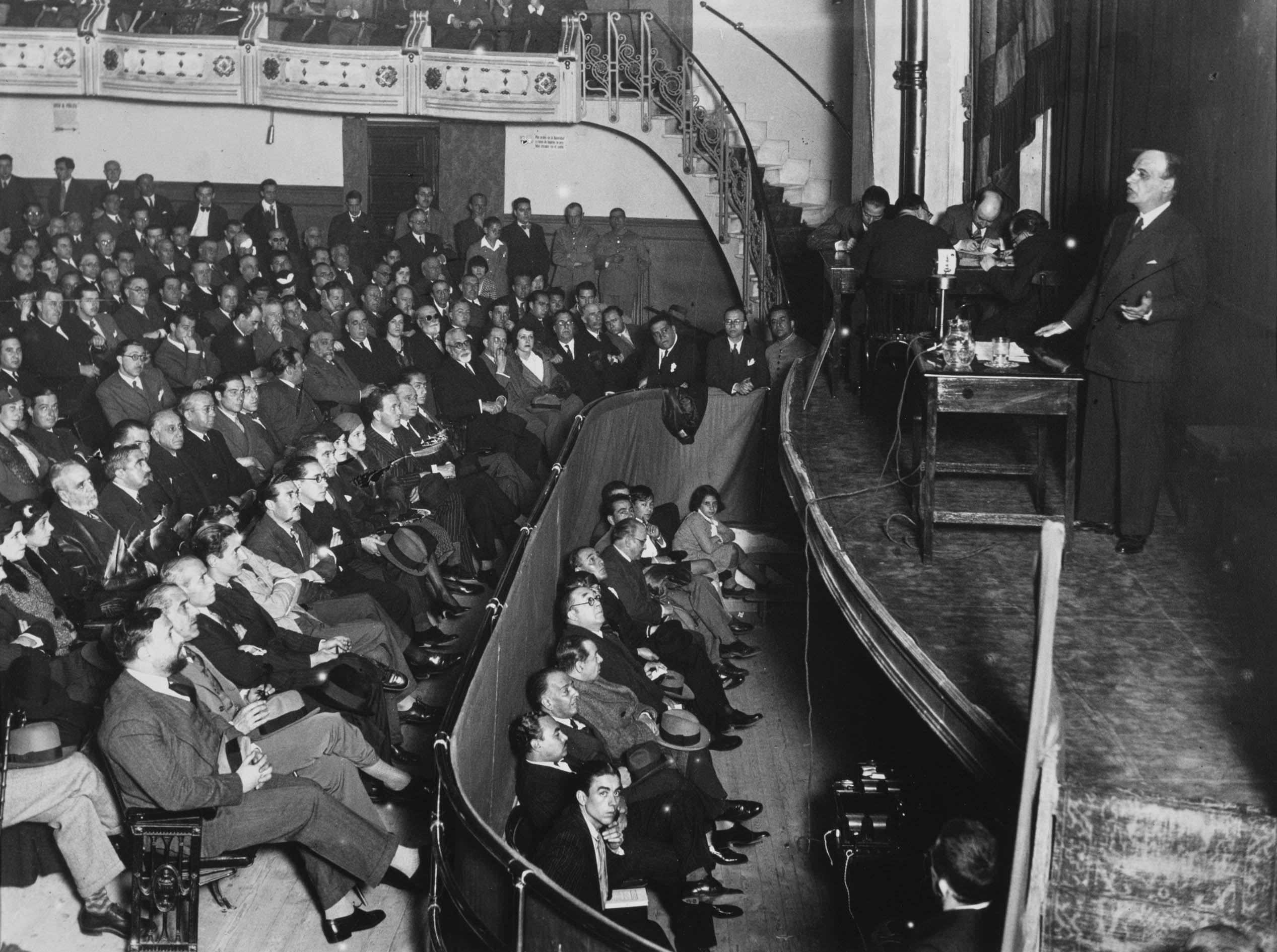 Conferencia de don José Ortega y Gasset en el cine de la Ópera, Madrid
