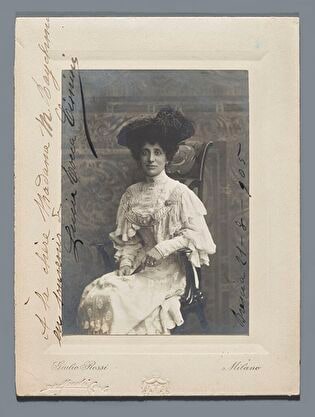 Portrait of Lucia Rocca Cimini (view from the knees upwards) - photograph with dedication for Melania Aleksandrowa Rajchmanowa, Brescia, August 21st, 1905