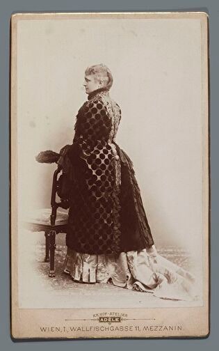 Portrait of a woman (entire figure from behind)
