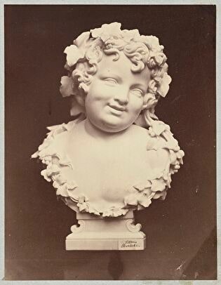 Photo of Wiktor Brodzki’s sculpture “Laughing Putto”