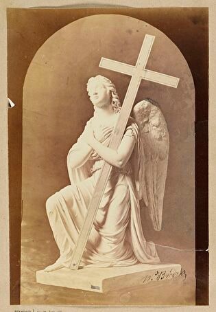 Photo of Wiktor Brodzki’s sculpture: Angel with a cross