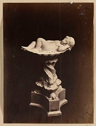 Photo of Wiktor Brodzki’s sculpture “Amor sleeping in a shell”