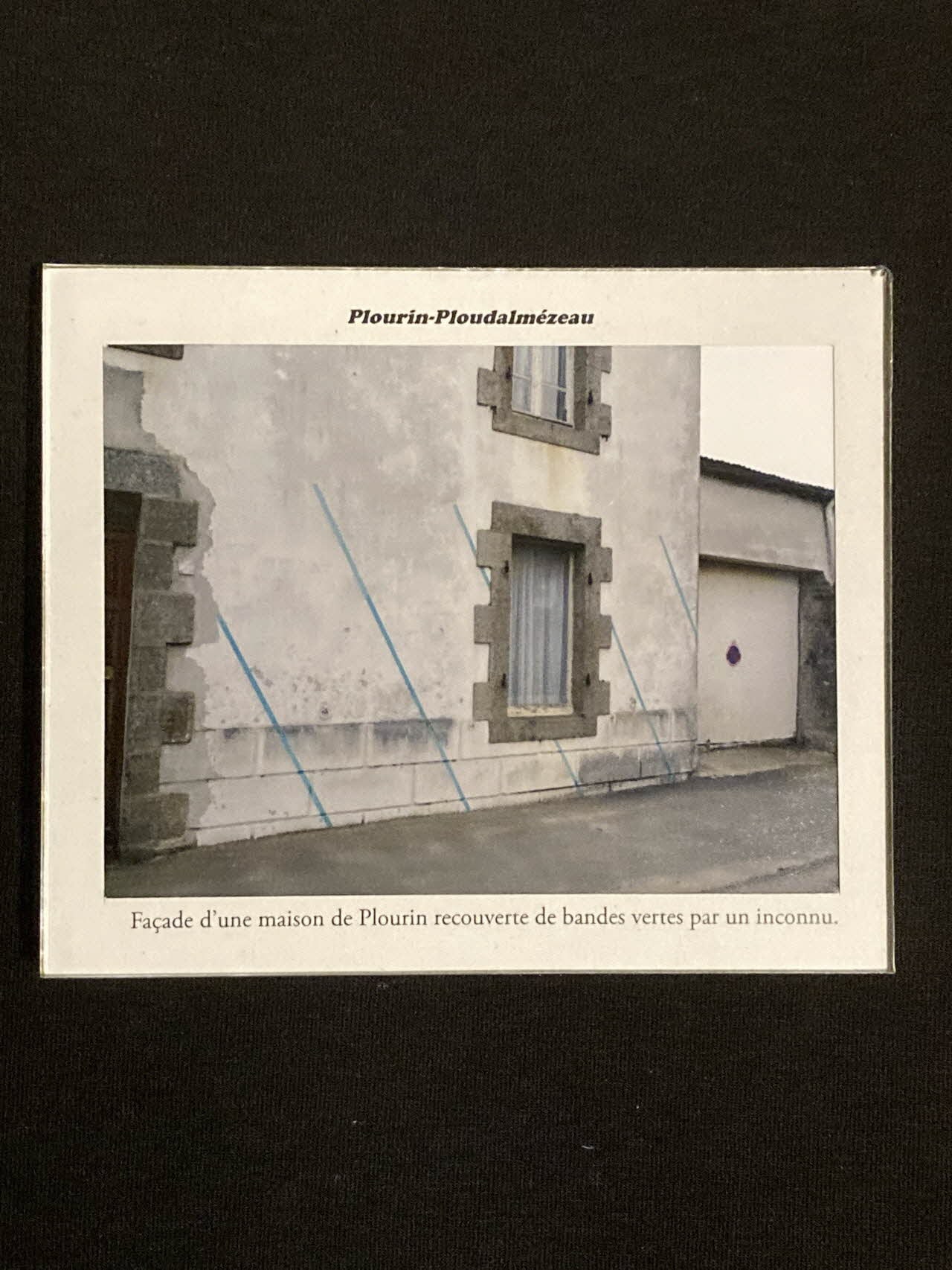 Verdure Tour : De la France mystérieuse, Plourin-Ploudalmézeau : Façade d'une maison de Plourin recouverte de bandes vertes par un inconnu