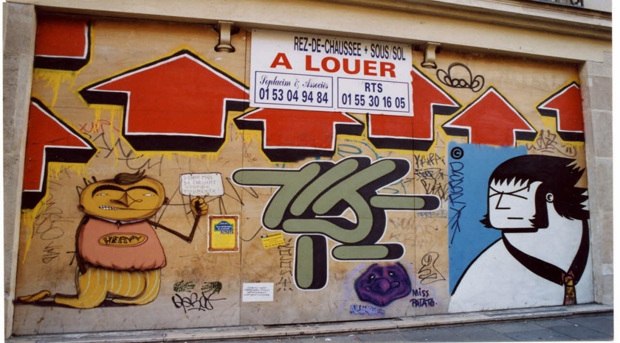 panneaux de chantier graffés de la rue Auber