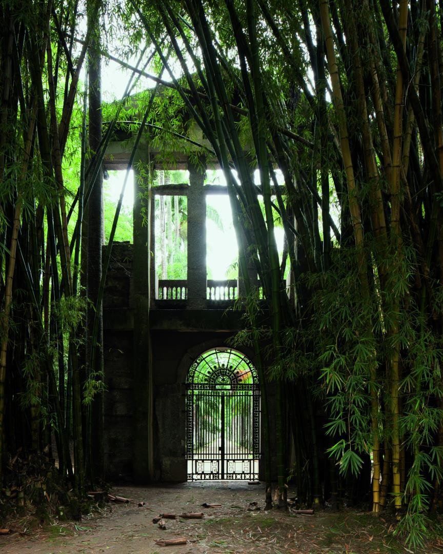 Vista da parte traseira do portal do antigo prédio da Real Academia de Belas Artes, transportado do seu local original, em 1940, para o Jardim Botânico do Rio de Janeiro