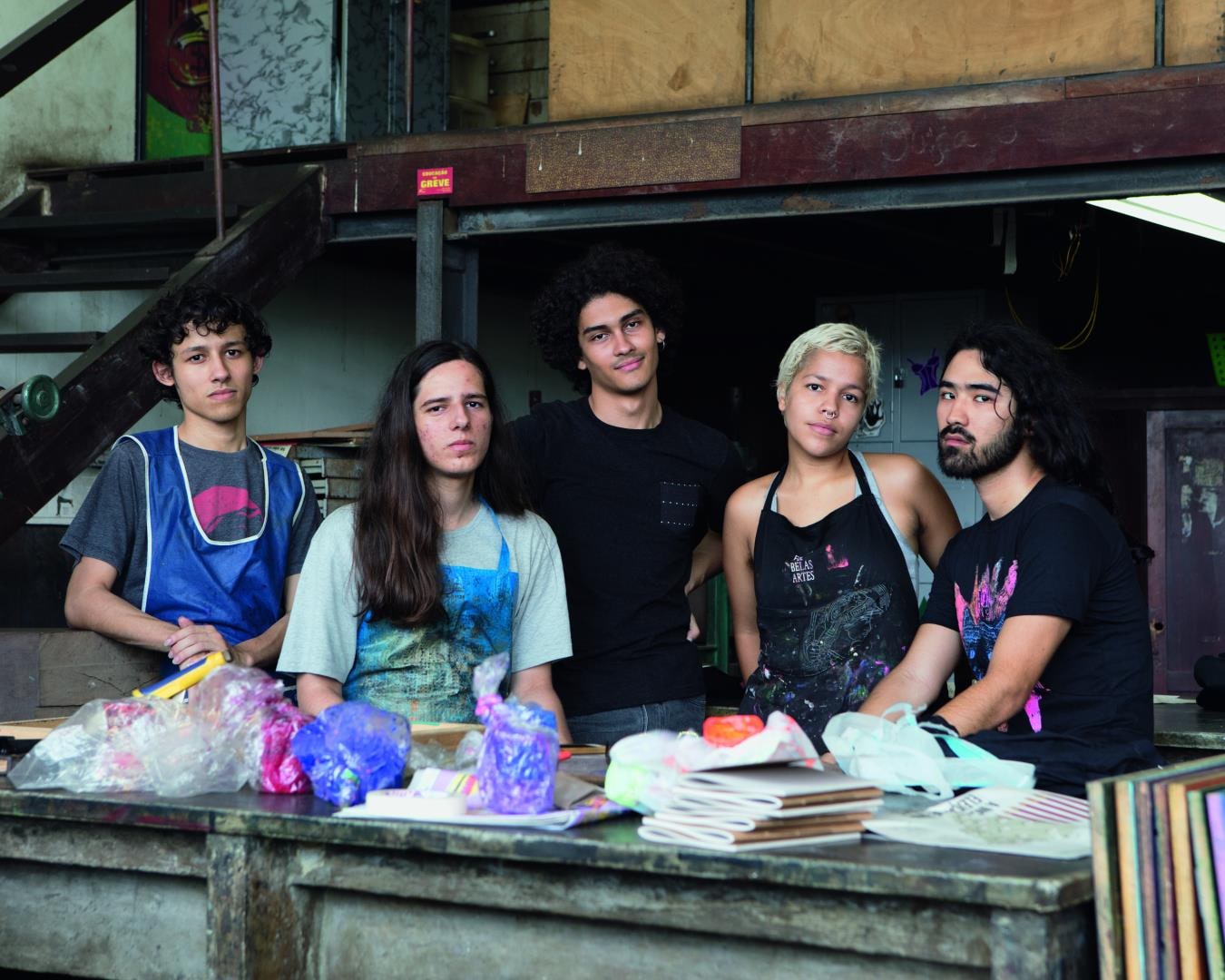 Martins Greiner, Beatriz Santos Lopes e Yuji Romar, alunos da Escola de Belas Artes da UFRJ e membros da cooperativa de serigrafia Fudido Silk