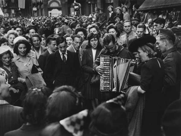 V.E Day Picadilly Circus