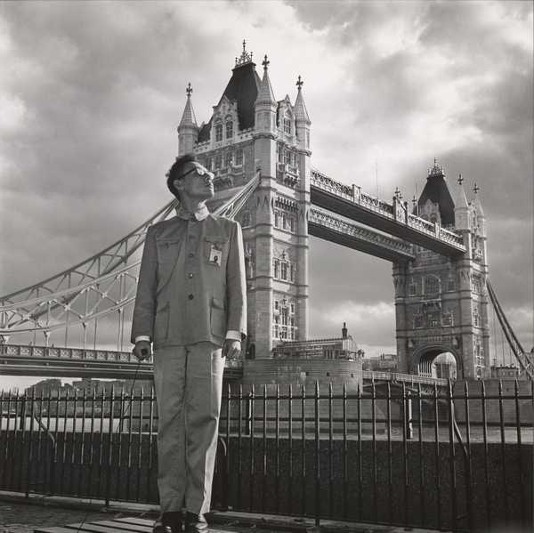 ‘London, England (Tower Bridge)‘, Tseng Kwong Chi, 1983 | Tate