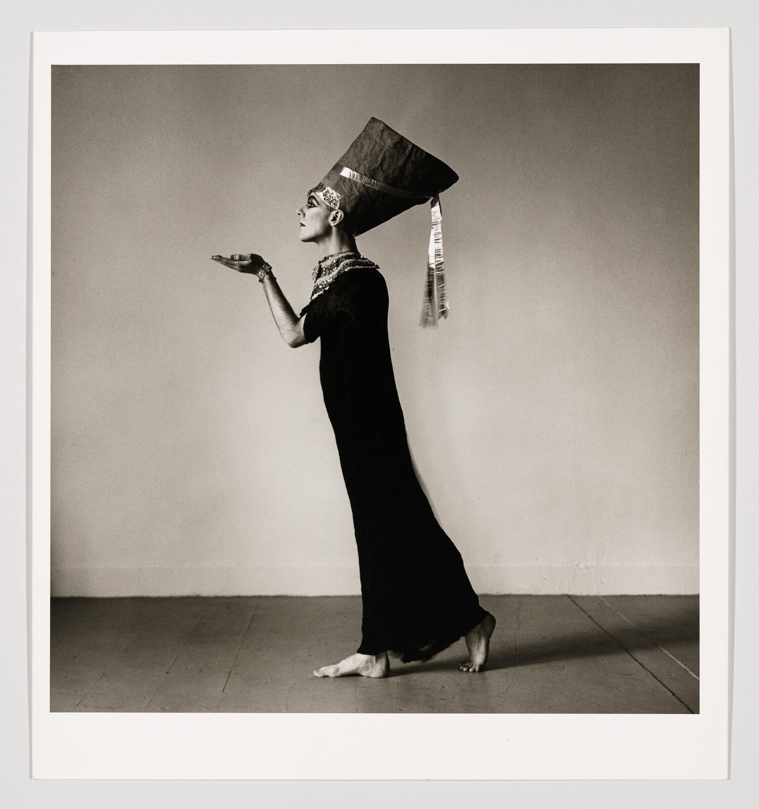 Ethyl Eichelberger as Nefertiti, Standing