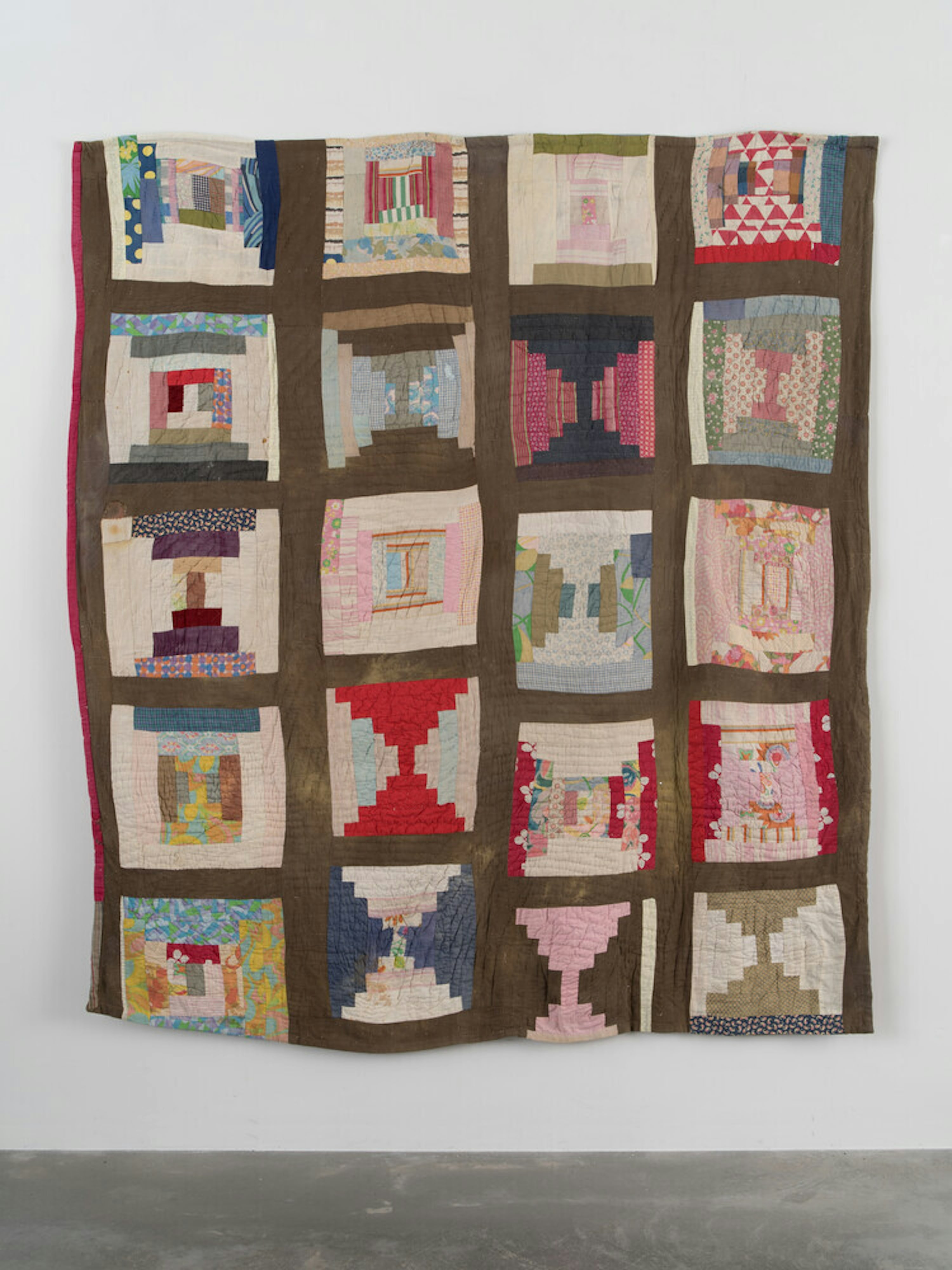 "Log Cabin"—twenty-block sampler variation (local name: "Bricklayer")