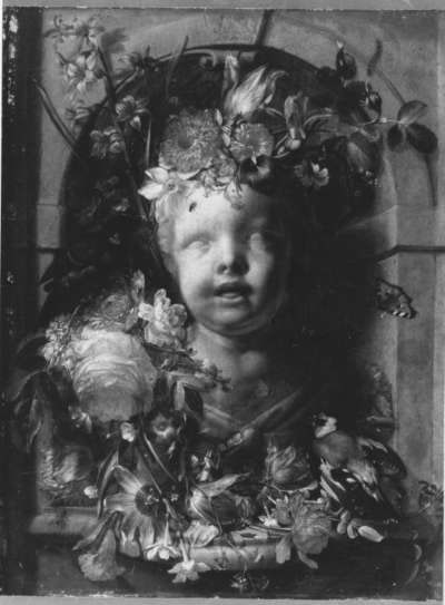 Kinderbüste in blumengeschmückter Nische