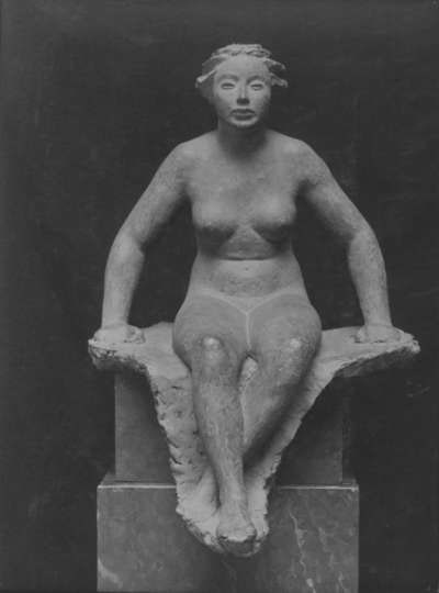 Sitzendes Mädchen