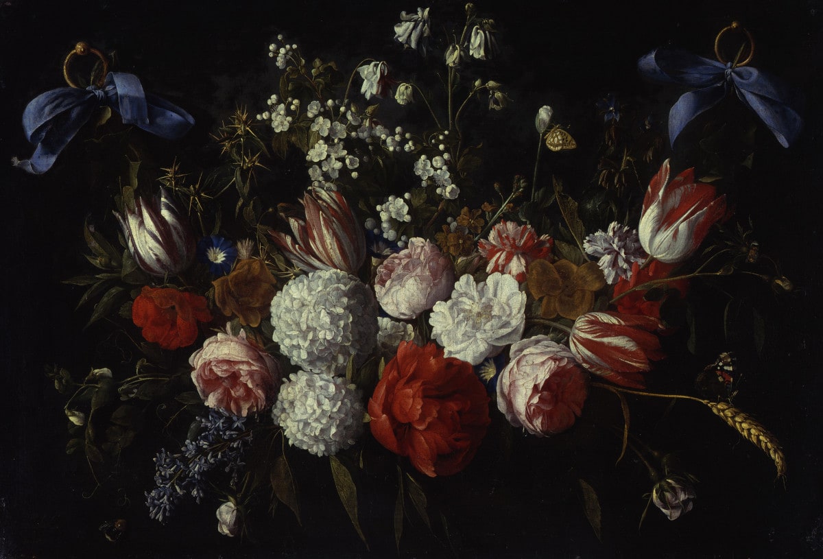 Blumengewinde an blauen Schleifen