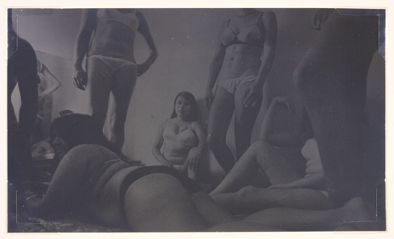 Serie Prostitutas (9 girls in a room)