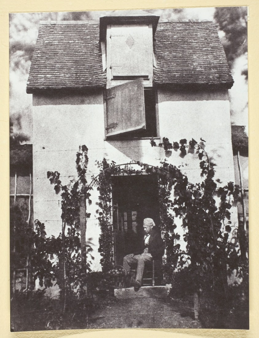 Bayard, Devant sa Maison
