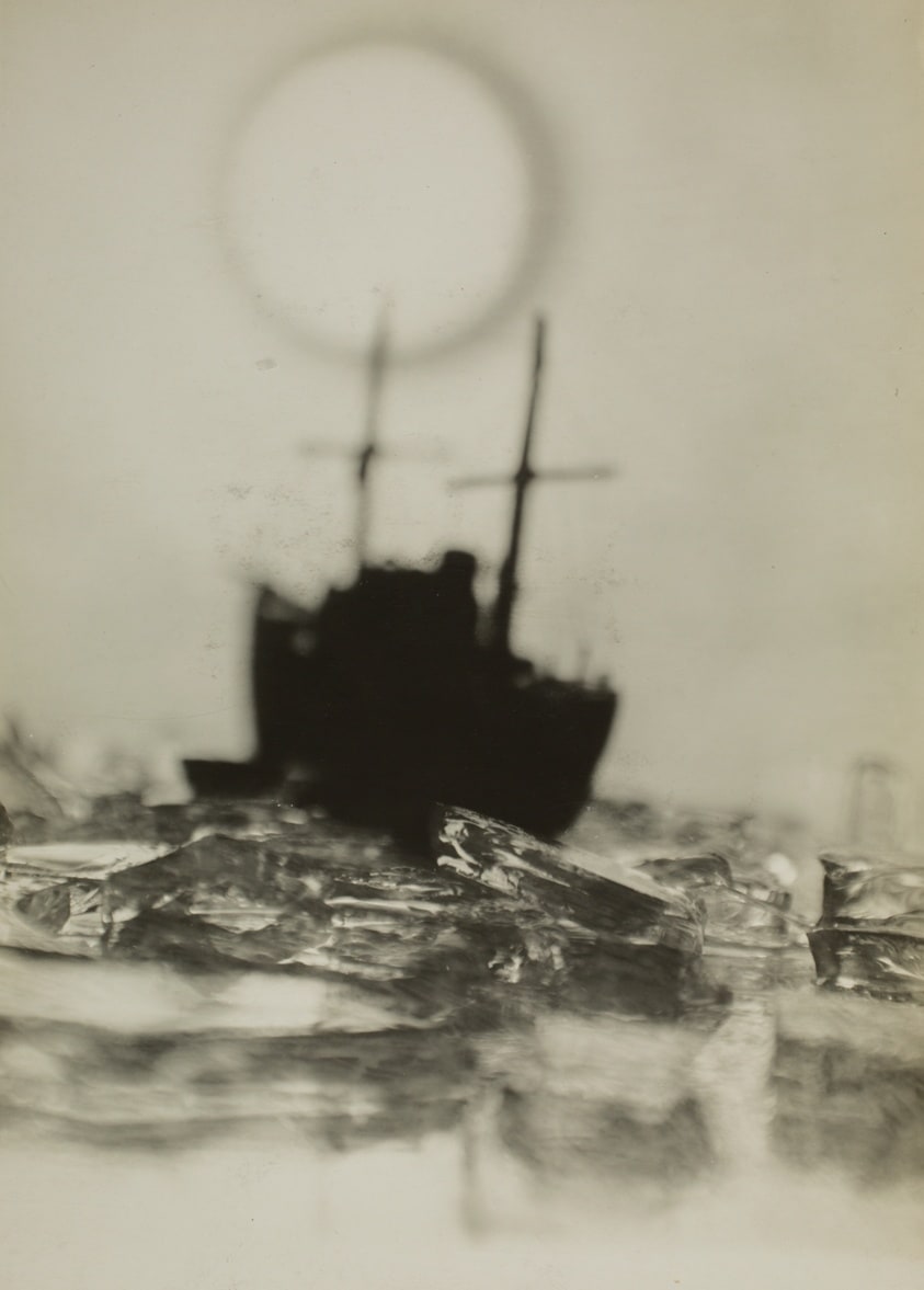 The Camera Conquers Unknown Photographic Territory (Die Kamera erobert fotografisches Neuland)