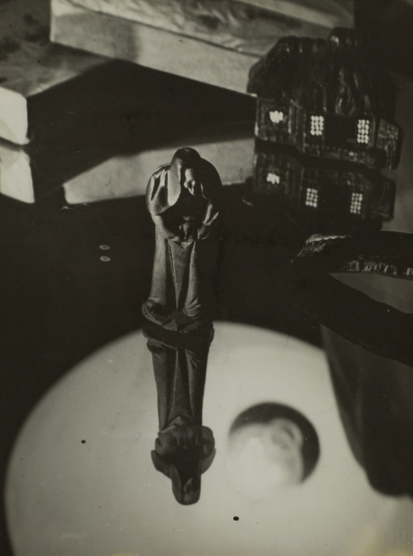The Camera Conquers Unknown Photographic Territory (Die Kamera erobert fotografisches Neuland)