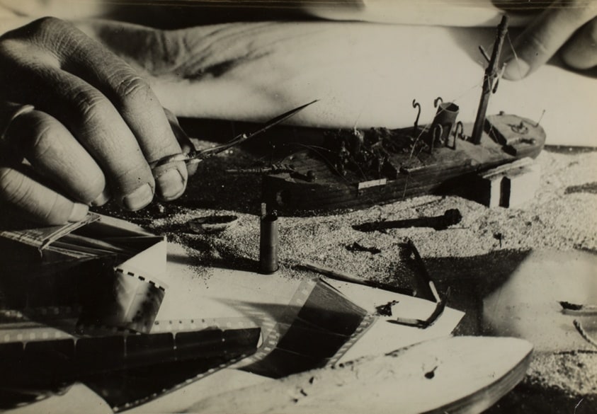 The Camera Conquers Unknown Photographic Territory (Die Kamera erobert fotografisches Neuland)