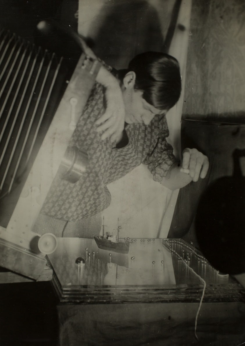 The Camera Conquers Unknown Photographic Territory (Die Kamera erobert fotografisches Neuland)
