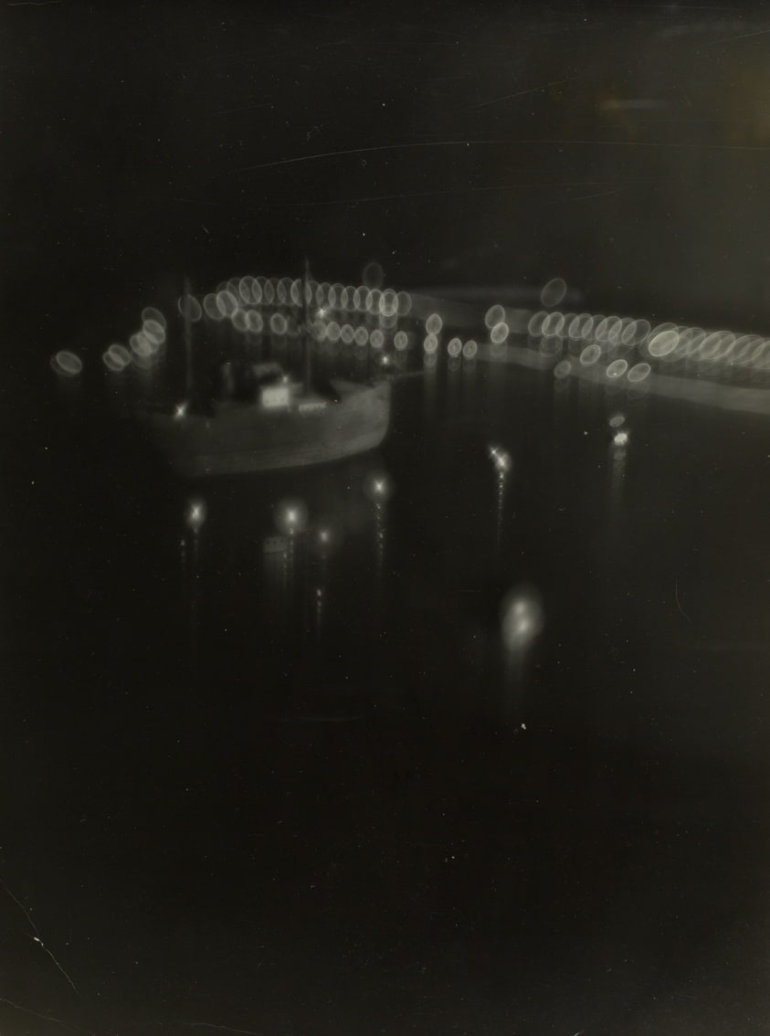 The Camera Conquers Unknown Photographic Territory (Die Kamera erobert fotografisches Neuland)