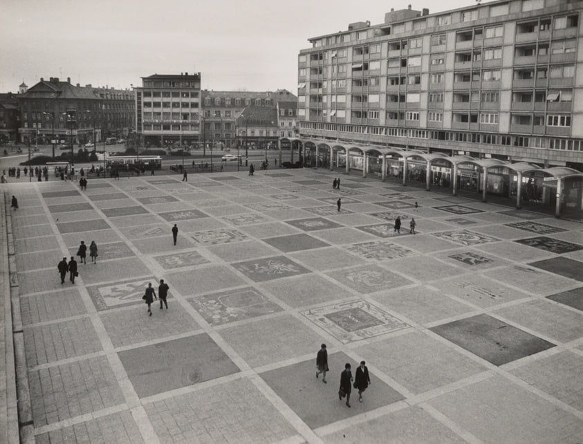 Mulhouse, the dynamic city in South Alsace and the center of gravity of the Rhine industry, was able to get rid of some neighborhoods with less character and innovate them. Europe Square, of recent construction in the center, is a sort of forum with surrounding shops and arcades, the ground is strewn with the tiles featuring the arms of the European capitals.