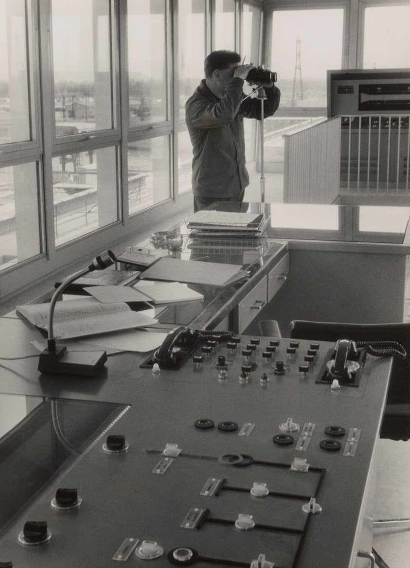 At the controls of the Chute de Strasbourg, a technician verifies the identity signals of twin boats to grant their passage.