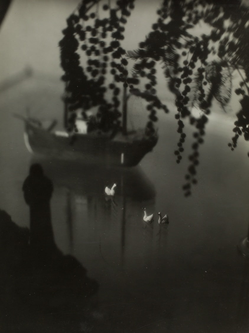 The Camera Conquers Unknown Photographic Territory (Die Kamera erobert fotografisches Neuland)