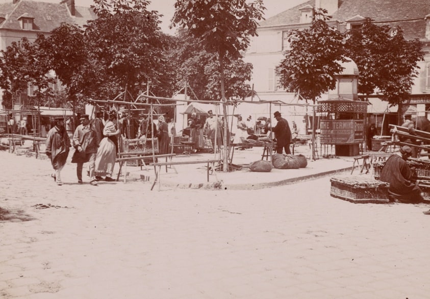 Setting up market stands, Mantes-la-Jolie