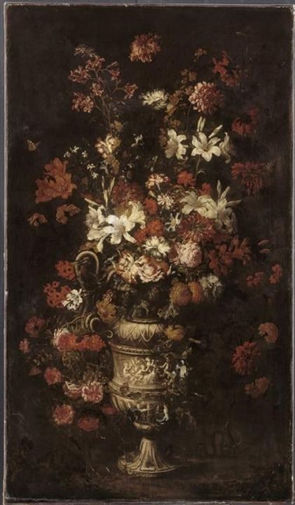 Un vase de fleurs orné d'un bas-relief