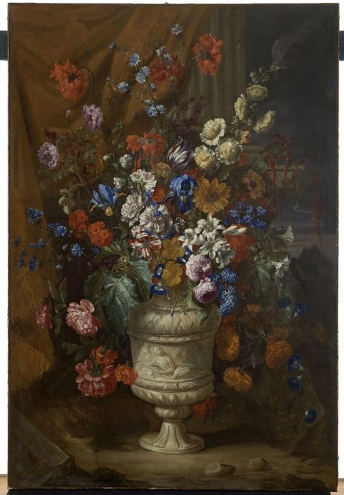 Vase de fleurs orné d'un bas-relief. Dans le fond, un drapé et une colonne