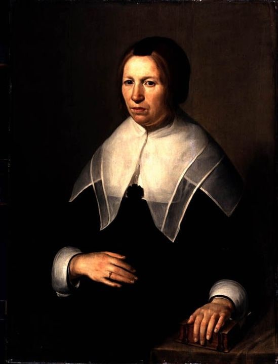 Portrait de femme âgée posant sa main sur un livre