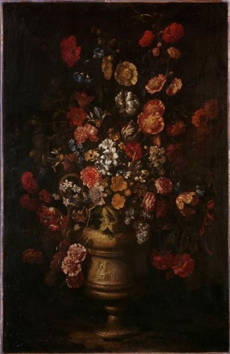Un vase de fleurs orné d'un bas-relief