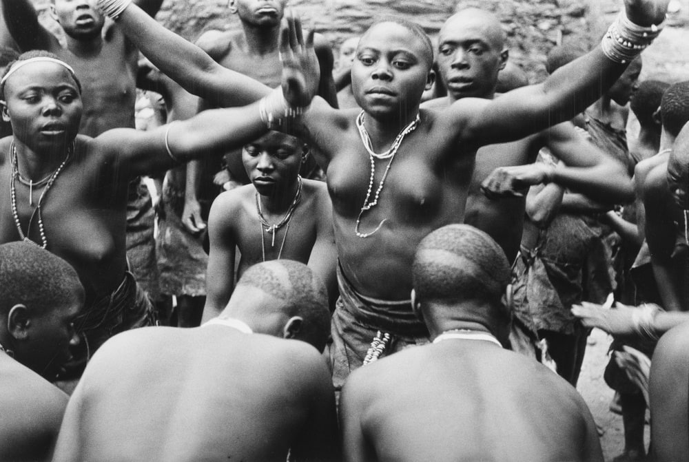 Jeunes filles pygmées dans une danse de séduction, frontière de l'Ouganda et du Congo