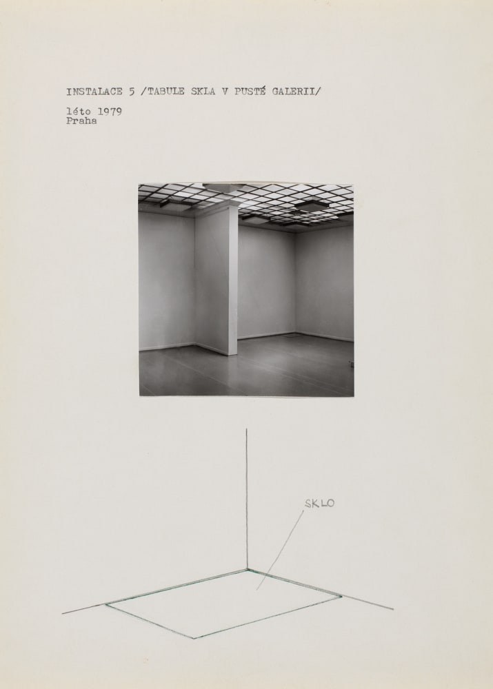 Instalace 5/Tabule Skla V Pusté Galerii, Praha
(Installation 5 / Vitre dans la galerie vide, été 1979, Prague)