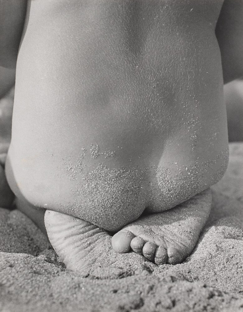 Dos et pieds nus dans le sable