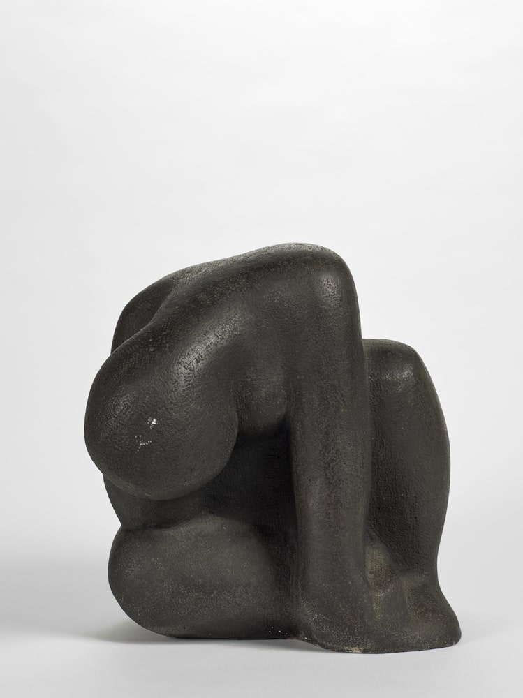 Femme accroupie