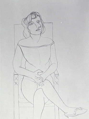 Femme assise les mains croisées