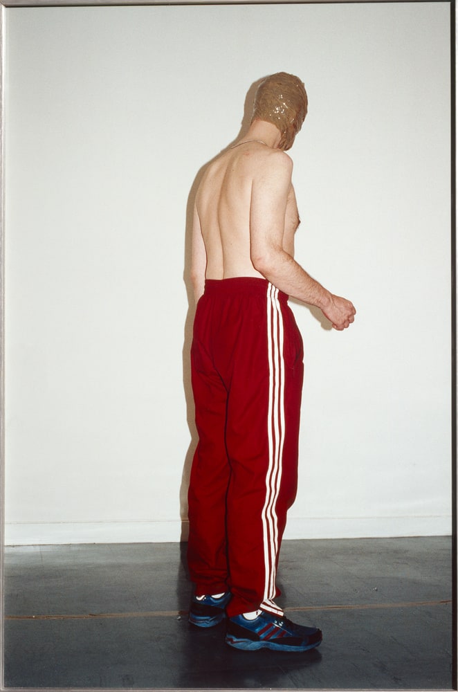 Que fait-il seul dans son pantalon Adidas ?